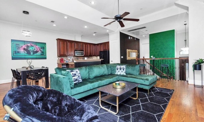 Woodlake - Briar Meadow House | Uptown-Galleria: Private Backyard & King Suite for 12