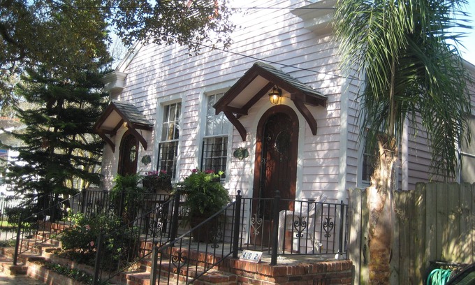 Carrollton Apartment | Convenient Getaway Near Audubon Park & St. Charles Avenue