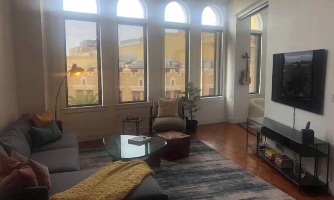 Lakeside Condo | Stylish Uptown Oakland Penthouse with Top-Rated Amenities