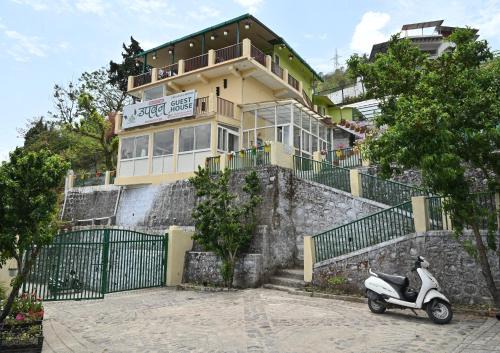 Amritpur House | Cozy Upvan Guest House: Breakfast Included & Family-Friendly