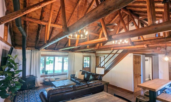 Cedar Falls House | Top-Rated Urban Cabin Cedar Falls with Family-Friendly Amenities