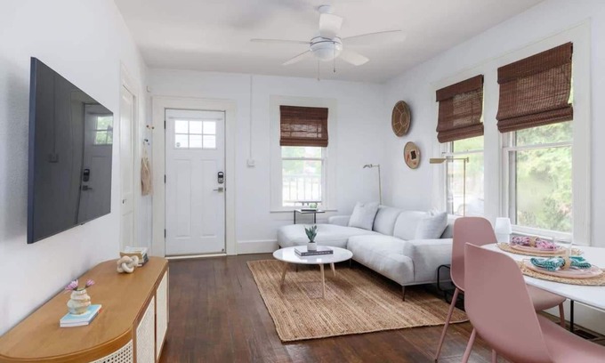 East Cesar Chavez House | Guest Rated 10/10: Free Parking & Family-Friendly Stay