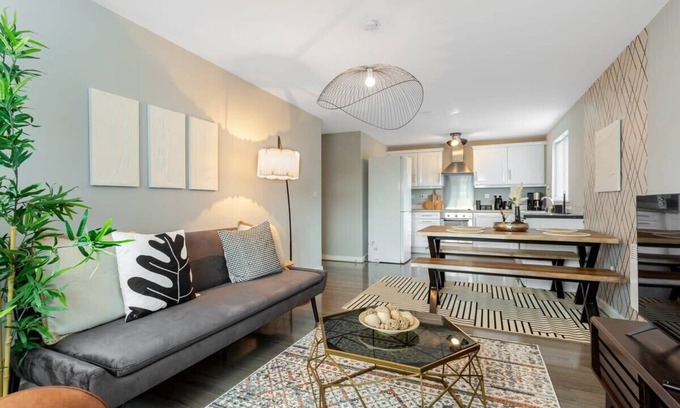 Irlam Apartment | Urban Chic 2-BR Flat Trafford Centre– Free Parking