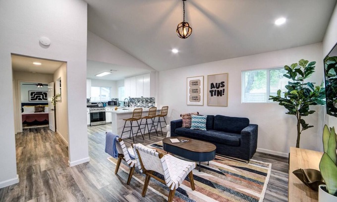 Holly House | Convenient East Downtown Bungalow - Walk to Everything!