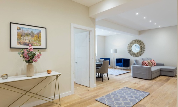 Covent Garden Apartment | Discover Urban Chic Comfort in Exeter - Family-Friendly Stay