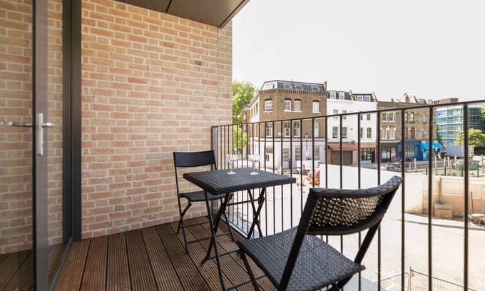 Golborne Apartment | Chic Urban Retreat at Portobello - 5 Star Comfort Awaits