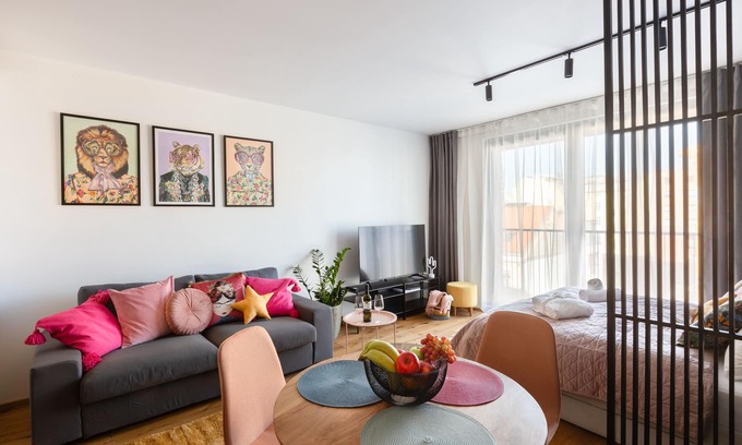 Karlin Apartment | Urban Chic Residences: 10/10 Rated with Family-Friendly Amenities