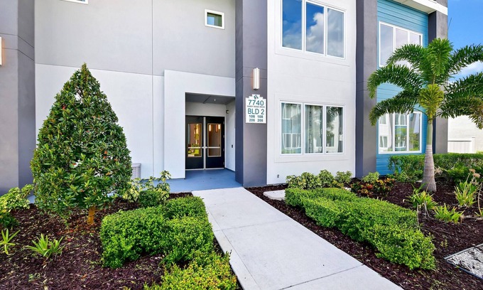 Reunion Hotel | Modern Condo Steps from Disney with Pool & Kitchen Access