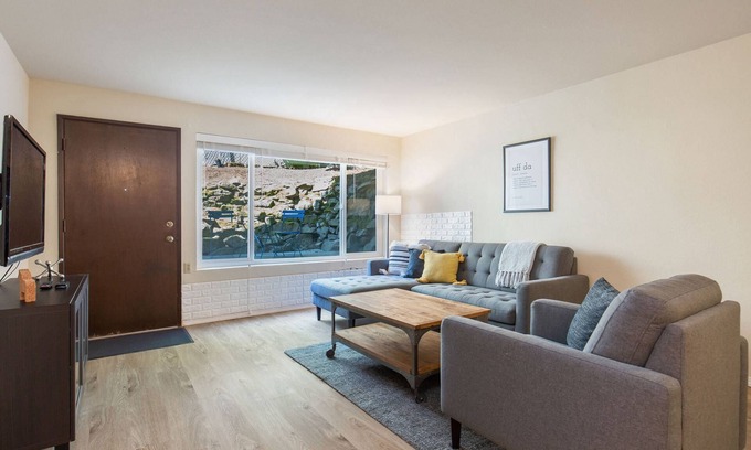 Old Ballard Condo | Modern Urban Condo with Kitchen, Steps from Ballard