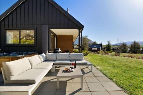 Kawarau Falls House | Discover Urban Elegance: Child-Friendly City Retreat