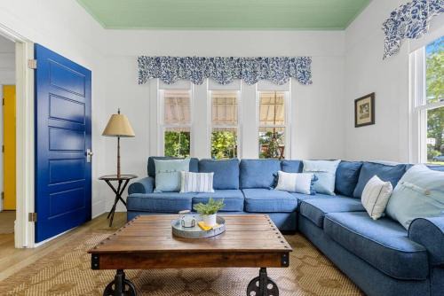 Columbia House | Inviting Urban Farmhouse for 8 - Pet Friendly Retreat