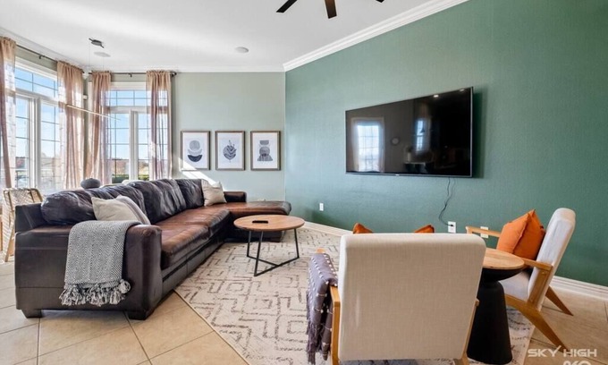 Rogers House | Urban Jungle Oasis: Guest Rated 10/10 with Breakfast & Kitchen