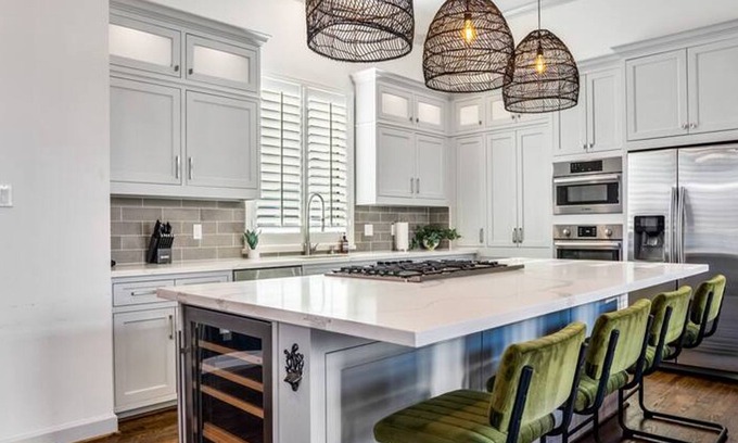 Montrose House | Inviting Urban Jungle Retreat with Breakfast in HTX Skyline