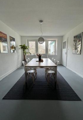 Krefeld Apartment | Urban Living in Krefelder Bismarckviertel with Ocean Views