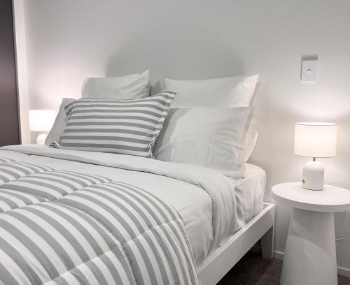 Saint Albans Apartment | Vibrant Urban Escape: Bars, Dining & Pet-Friendly Stays
