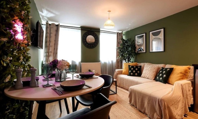 Portsmouth City Centre Apartment | Urban Loft in City Centre | Ideal Access & Family-Friendly
