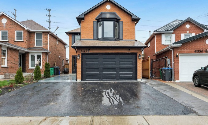 Mavis-Erindale House | Urban Nest Home 4bed 4bath | Parking | Baby Crib