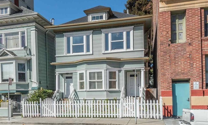 Uptown Oakland House | Tranquil Urban Oasis Near San Francisco with Breakfast