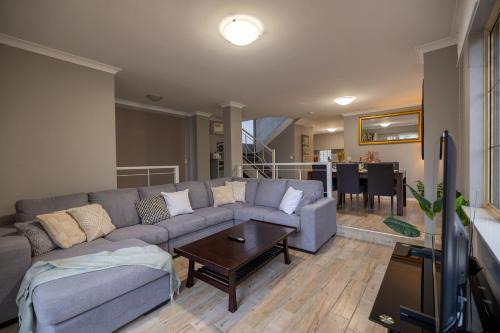 Kensington House | Urban Oasis Hideaway: Family-Friendly 4-Star Retreat