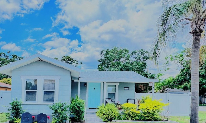 Tampa House | Comfortable Bungalow in Vibrant Tampa with Spa Access