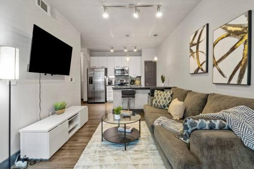 Chestnut Apartment | Urban Oasis: Pool, Gym, Dog Park & Free WiFi Await You