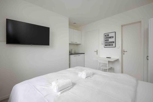 Sihlfeld Apartment | Urban Oasis: Queen Bed with Scenic View for Families