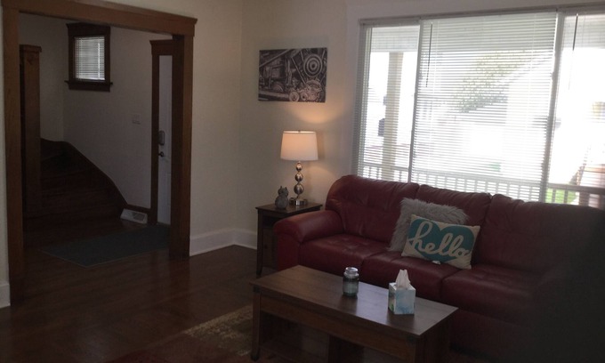 Racine House | Immaculate Urban Retreat with Spa & Self Check-In for 10