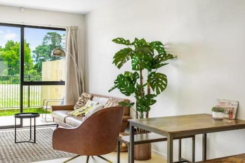 Otahuhu Apartment | Urban Pulse Townhouse: Child-Friendly with Convenient Parking