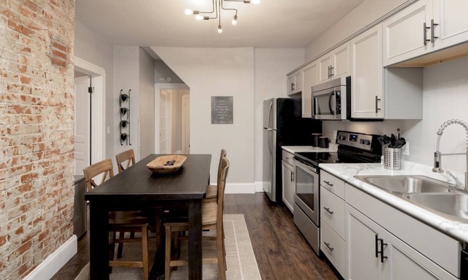 Hamilton House | Top-Rated Urban Quarter II at Miami University with Breakfast