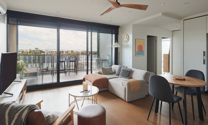 Brunswick East Apartment | Dynamic Urban Retreat for Work and Leisure Activities