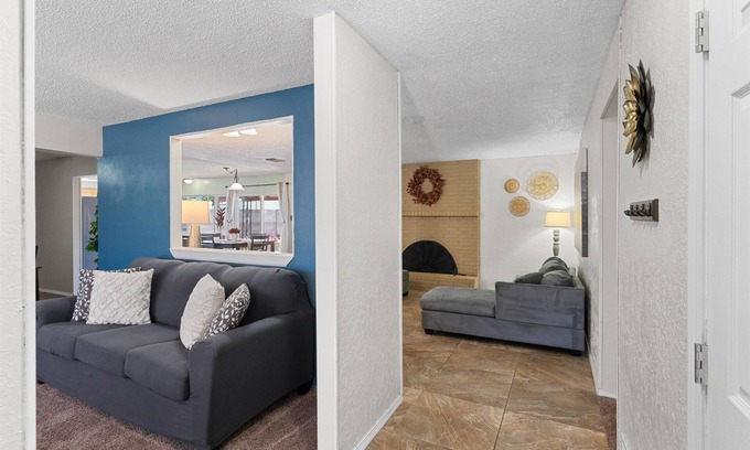 S Y Jackson House | Urban Retreat with Wifi, Kitchen & Pet-Friendly Options