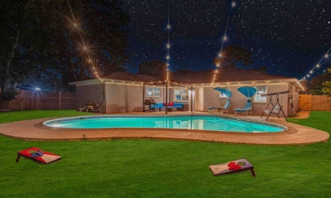 Southeast Houston House | Urban Retreat: 4BR Resort with Pool Near Hobby Airport
