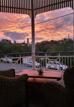 East Brisbane Bed & Breakfast | Riverside Retreat with Hot Tub & Kitchen Amenities