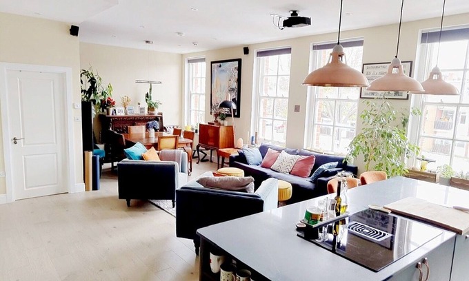 Stepney Green Apartment | Tranquil Urban Retreat with Spa in Stepney Green