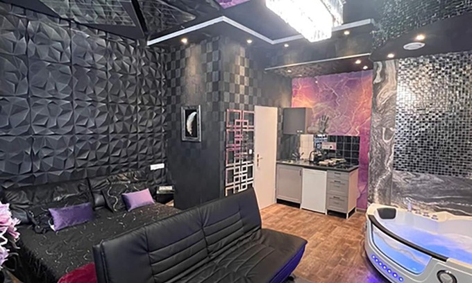 Mariahilf Hotel | Stylish Urban Suite with Jacuzzi on Vibrant Shopping Street