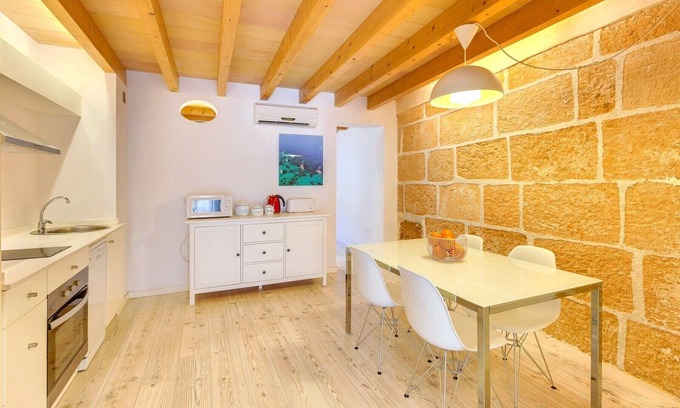 Sindicat Apartment | Experience Oceanfront Urban Suites with Spa & Breakfast