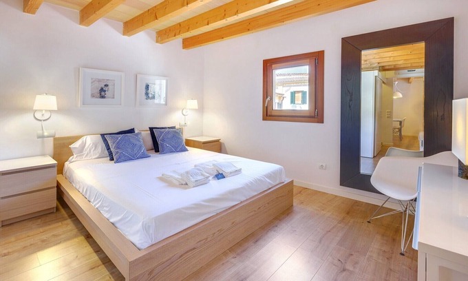 Sindicat Apartment | Urban Suites 3 Palma: Spa Retreat with Breakfast & Kids' Fun