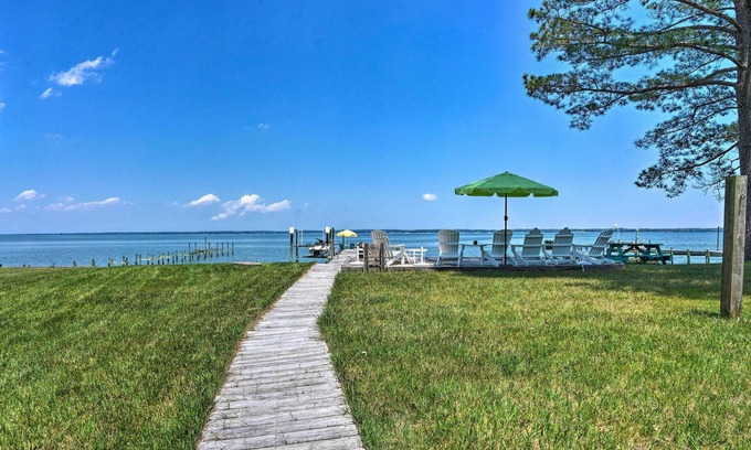 Urbanna Cottage | Waterfront Retreat in Urbanna: Relax with Spa & Grill!