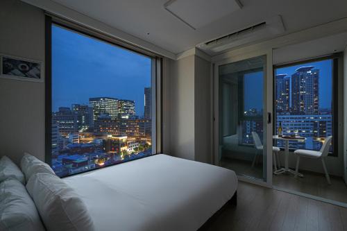 Jung-gu Apartment | Modern Urbanstay Myeongdong with Hot Tub & Family Amenities