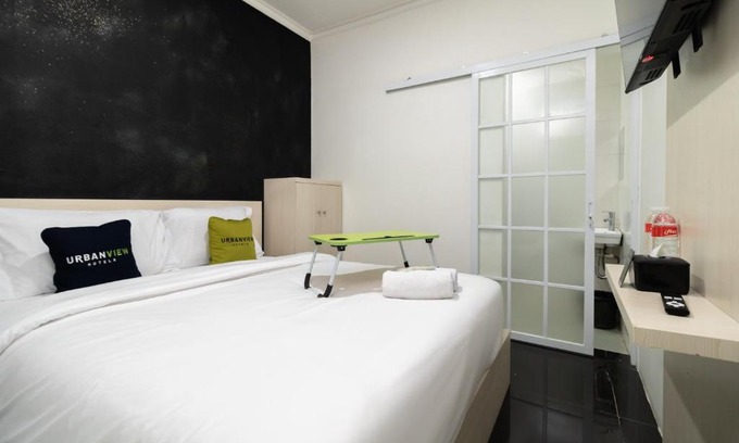 Kelapa Gading Barat Hotel | Convenient Stay at Urbanview Hotel Bizhome Artha Gading