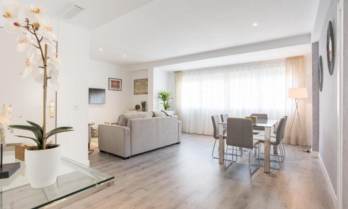 Ensanche Centro Apartment | Family-Friendly Urbe10 Blasco de Garay 4 Bedroom Retreat