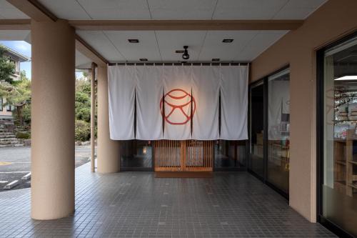 Ureshino Hotel | Experience Comfort at Ureshino Motoyu with Hot Tub & Breakfast