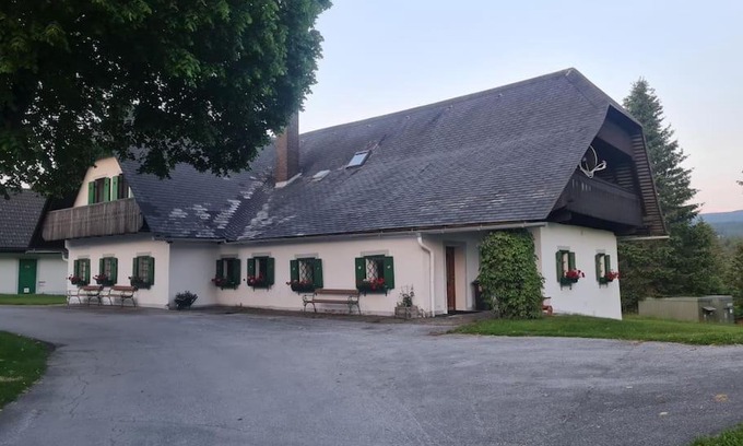 Modriach Apartment | Cozy Landgasthaus in Modriach: Pet and Child Friendly