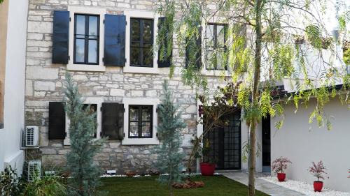 Urla Hotel | Oceanfront Urla Taş Konak Otel with Family-Friendly Amenities