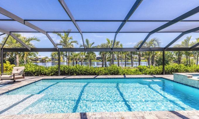 Murex Lakes House | Urlaub Haus: Remodeled Lake-Front Home with Private Pool