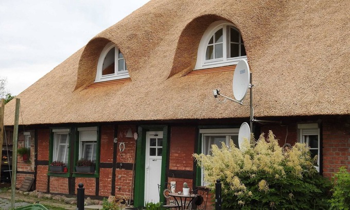 Demmin Apartment | Experience Urlaub Unterm Reetdach: Pet-Friendly Retreat