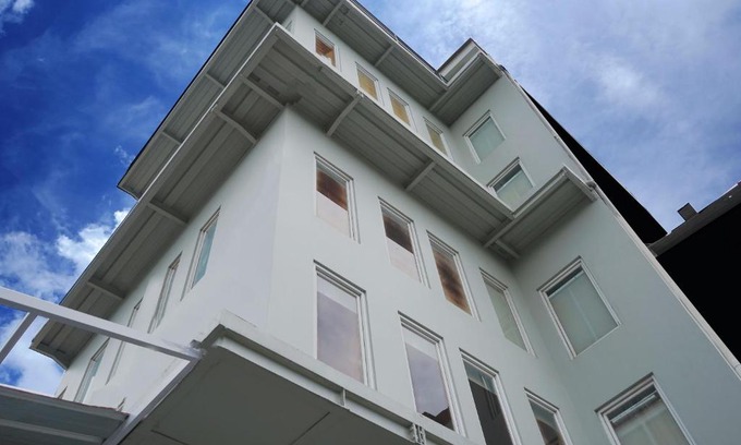 Grogol Utara House | Budget-Friendly Stay at UROOMS Senayan with Breakfast
