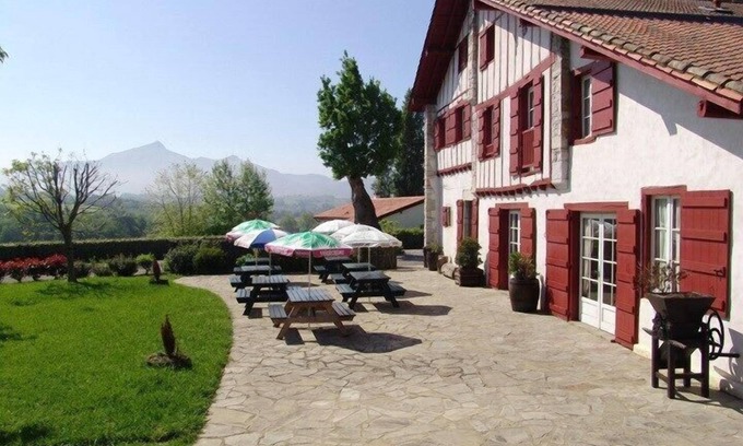 Behobie Apartment | Charming URRUGNE Studio with Mezzanine and Spa Amenities