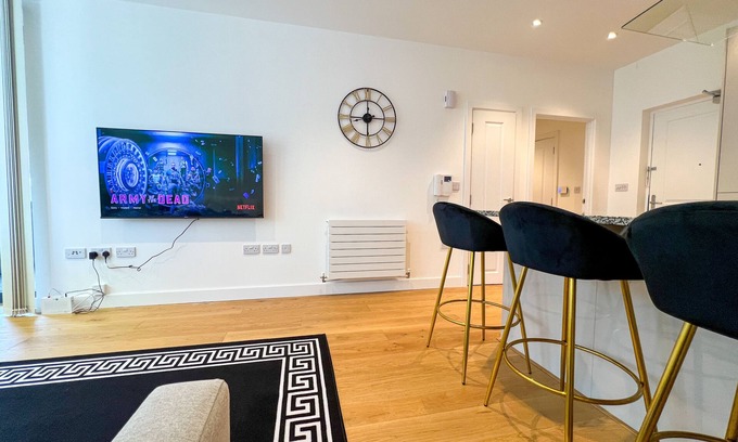 Nine Elms Apartment | Exquisite US Embassy Versace Suite with Balcony & 1GB WIFI