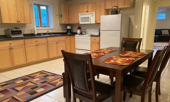 Duxbury House | Walking distance to all the pubs and restaurants Waterbury offers!